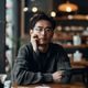 媒体心理学研究者张宇航，休闲装束坐于咖啡馆，面带思考神情，长期研究娱乐圈黑料与粉丝心理