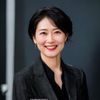 首席编辑苏晴，短发职业装，面带自信微笑，深耕明星黑料与娱乐圈内幕报道十余年